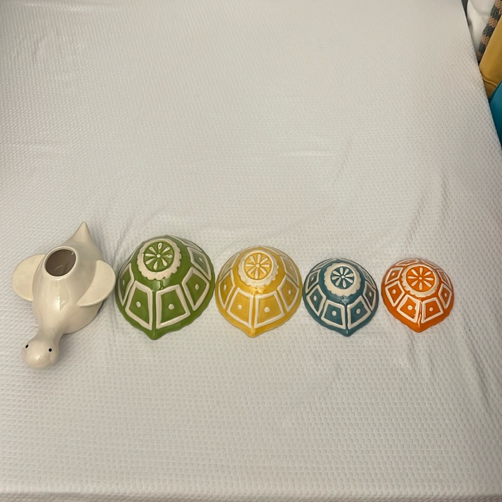 Pier One turtle measuring cup set